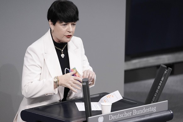 7. Bundestagssitzung und Debatte im Deutschen Bundestag Aktuell,10.12.2021 Berlin, Christine Aschenberg-Dugnus von der Partei FDP im Portrait bei ihrer Rede zum Tagesordnungspunkt Impfpraevention gege ...