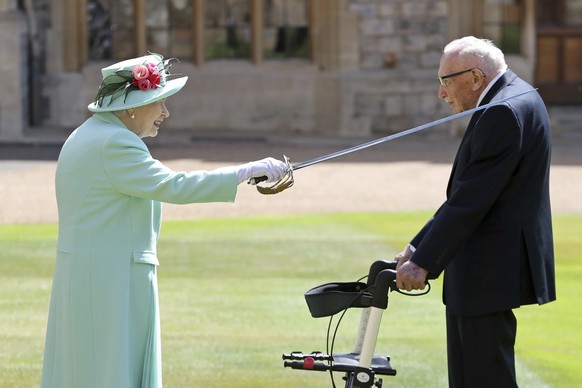 Im vergangenen Jahr hatte Königin Elizabeth II. Tom Moore zum Ritter geschlagen.