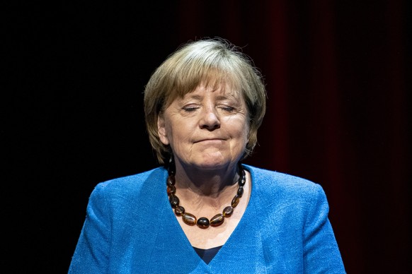 Die ehemalige Bundeskanzlerin Angela Merkel (CDU) reagiert im Berliner Ensemble auf eine Frage des Journalisten und Autors Alexander Osang. Unter dem Motto „Was also ist mein Land?“ beantwortete sie s ...