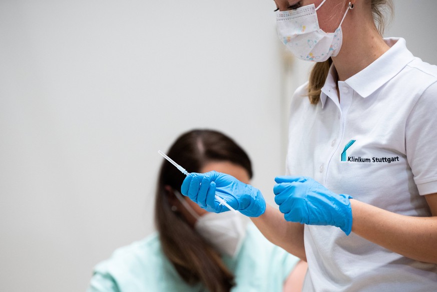 Erste Impfung im Impfzentrum Stuttgart und Baden-Württemberg Stuttgart, Liederhalle *** First vaccination at the Stuttgart and Baden Württemberg Vaccination Centre Stuttgart, Liederhalle Copyright: xG ...