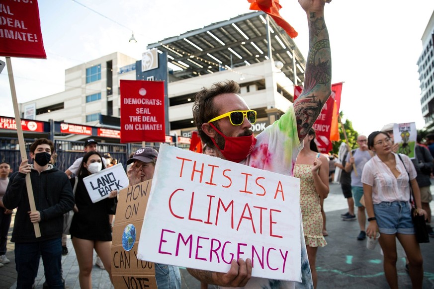 Washington, Vereinigte Staaten: Demonstranten skandieren Slogans und halten Plakate während einer Kundgebung zum Klimapaket.