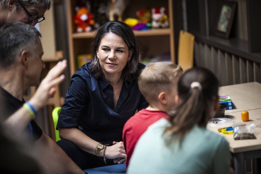 Annalena Baerbock Buendnis 90/Die Gruenen, Bundesaussenministerin, und der Leiter der NGO SaveUkraine Nikola Kuleba im GesprâöÂßch mit Familien, deren Kinder von russischen Besatzungstruppen verschle ...