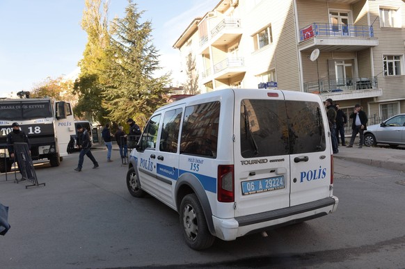 Türkei - Polizei riegelt Hauptquartier der prokurdischen HDP ab (161104) -- ANKARA, Nov. 4, 2016 -- Police block the roads near People s Democratic Party (HDP) headquaters in Ankara, Turkey, Nov. 4, 2 ...