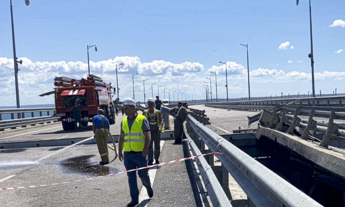 HANDOUT - 19.07.2023, ---: Das vom russischen Ermittlungskomitee via AP veröffentlichte Videostandbild zeigt 
Mitarbeiter an einem beschädigten Teil einer Automobilverbindung der Krim-Brücke, die das  ...