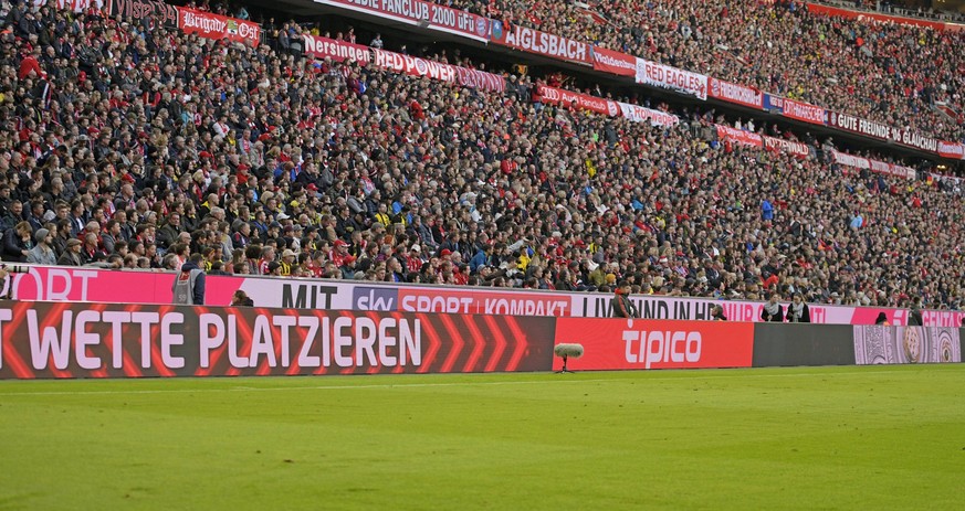 06.04.2019, Fussball 1. Bundesliga 2018/2019, 28. Spieltag, FC Bayern München - Borussia Dortmund, in der Allianz-Arena München. Werbebande. ***DFL and DFB regulations prohibit any use of photographs  ...