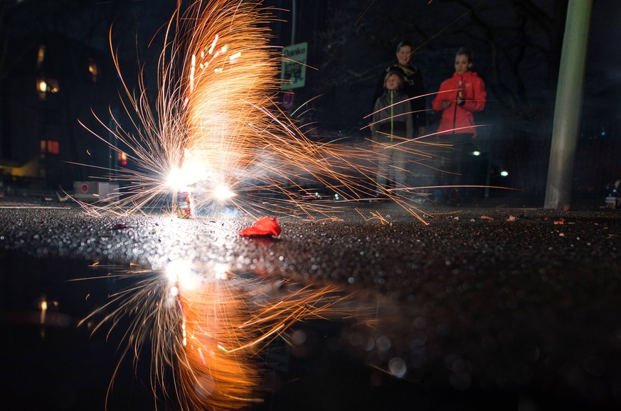 01.01.2018, Berlin, Deutschland, GER - Famile schaut sich ein Bodenfeuerwerk zu Silvester an. . *** 01 01 2018 Berlin Germany GER family just looking at a ground fire work on new year s Eve