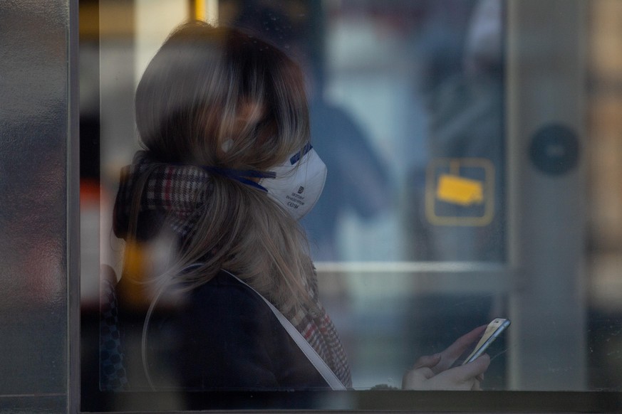 Eine Frau sitzt in einer Straßenbahn, und trägt einen Mundschutz. In Sachsen werden im Kampf gegen Corona-Pandemie ab heute die Beschränkungen des Lebens vorsichtig gelockert, es gilt jedoch eine Mask ...