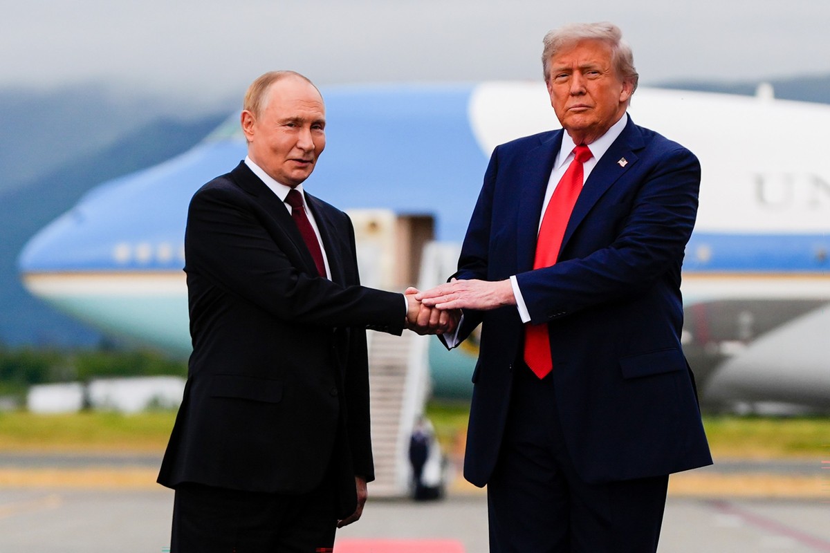 ARCHIV - 15.08.2025, USA, Joint Base Elmendorf-Richardson: US-Präsident Donald Trump begrüßt den russischen Präsidenten Wladimir Putin auf der Joint Base Elmendorf-Richardson, Alaska. (zu dpa: «UN-Gen ...