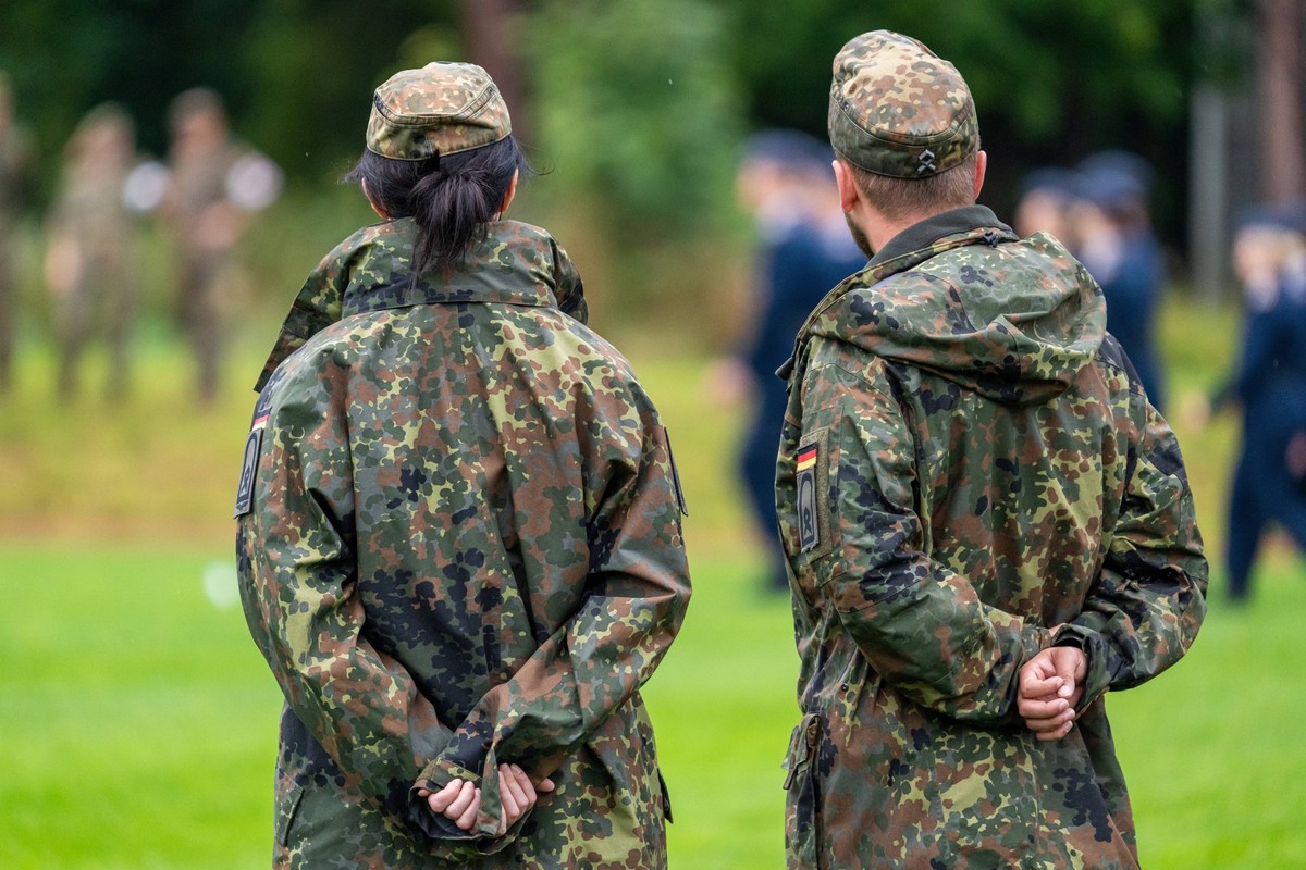 Fürstenfeldbruck, Bavaria, Germany - September 5, 2025: Roll call for the farewell of the 124th officer training course of the German Air Force in the barracks and officer school in Fürstenfeldbruck.  ...