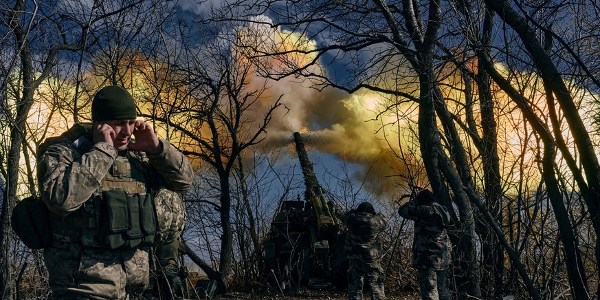 05.03.2023, Ukraine, Bachmut: Ukrainische Soldaten feuern eine Panzerhaubitze auf russische Stellungen in der Nähe von Bachmut. (Wiederholung mit verändertem Bildausschnitt) Foto: LIBKOS/AP/dpa +++ dp ...