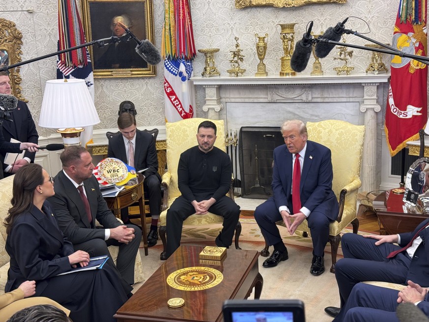 dpatopbilder - 28.02.2025, USA, Washington: US-Präsident Donald Trump (Mitte r) trifft den ukrainischen Präsidenten Wolodymyr Selenskyj (Mitte l) im Oval Office des Weißen Hauses. Foto: Mstyslav Chern ...