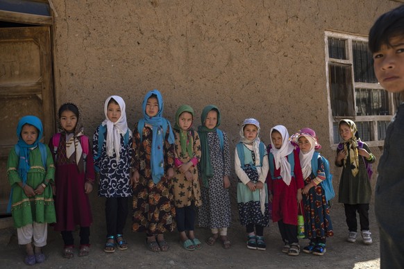 18.06.2023, Afghanistan, Bamiyan: Schülerinnen warten auf die Ankunft ihres Lehrers an einer ländlichen Schule. Foto: Rodrigo Abd/AP/dpa +++ dpa-Bildfunk +++