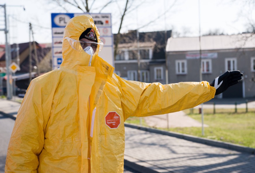 Medical Check Point at the Polish-German border in Krajnik Dolny Sanitary workers examine all the returning people due the coronavirus outbreak at the Medical Check Point at the Polish-German border o ...