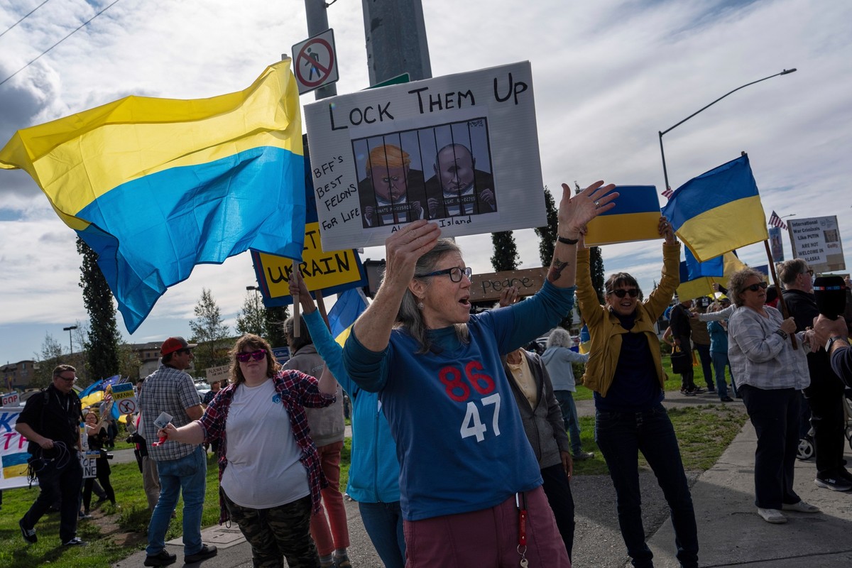 14.08.2025, USA, Anchorage: Demonstranten skandieren Parolen während einer Kundgebung vor einem Treffen zwischen Präsident Trump und dem russischen Präsidenten Putin. Foto: Jae C. Hong/AP/dpa +++ dpa- ...