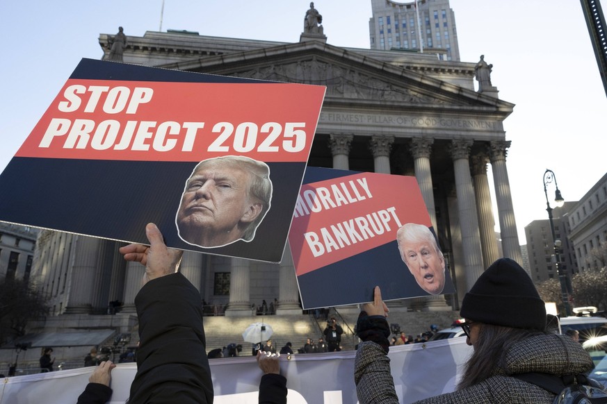 January 11, 2024, New York, New York, Usa: Anti-Trump protesters with Rise &amp; Resist hold signs and banners outside of the New York County Courthouse as police and media fill the area waiting for f ...