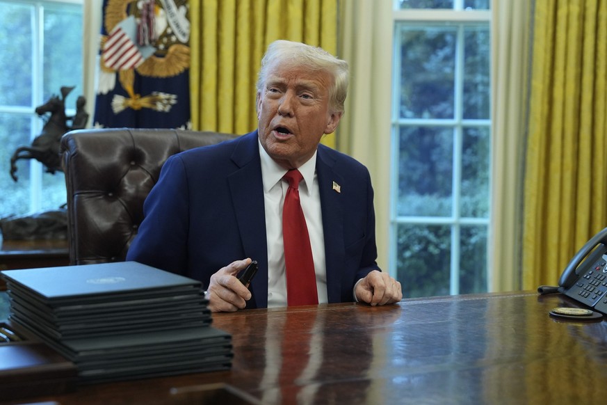 03.02.2025, USA, Washington: US-Präsident Donald Trump spricht vor der Unterzeichnung einer Durchführungsverordnung im Oval Office des Weißen Hauses in Washington. Foto: Evan Vucci/AP/dpa +++ dpa-Bild ...