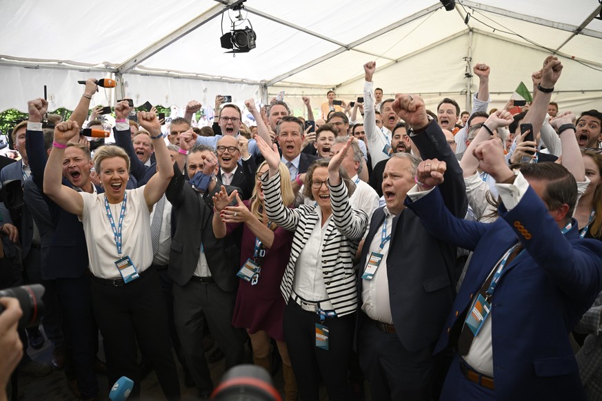 DUSSELDORF, GERMANY - MAY 15: Supporters of the German Christian Democrats (CDU) react following initial exit poll results in state elections in North Rhine-Westphalia on May 15, 2022 in Dusseldorf, G ...