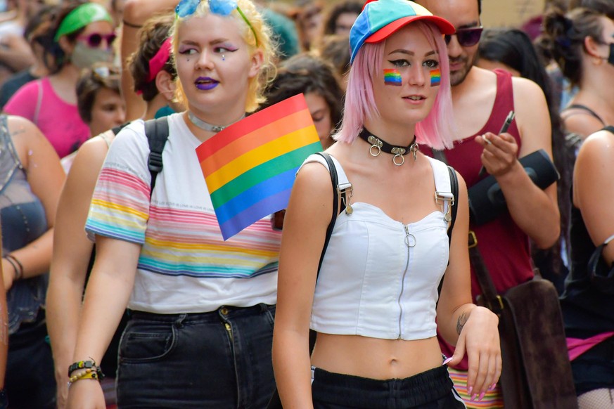 Foto IPP/LM/Carlo Granisso Piazza Castello - Piazza Palazzo di Citta, Torino, 11/07/2020 Free k-Pride Torino 2020 - Protesta contro le discriminazioni di genere Nella foto: Ragazza con bandiera arcoba ...