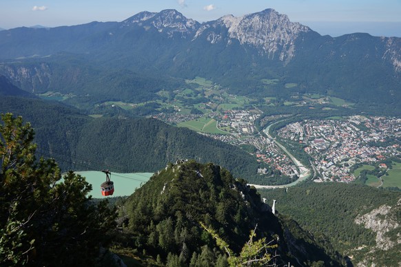 Bad Reichenhall vom Predigtstuhl mit Seilbahn und Saalach PUBLICATIONxINxGERxSUIxAUTxHUNxONLY 1036700285

Bath Reichenhall of Predigtstuhl with Cableway and Saalach PUBLICATIONxINxGERxSUIxAUTxHUNxONLY ...