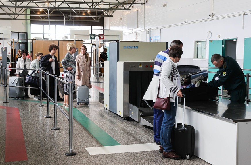 LENINGRAD REGION, RUSSIA - JULY 16, 2022: Travellers pass the customs at the Torfyanovka border checkpoint. The Russian-Finnish border was closed to tourists from late March 2020 to July 15, 2022 in o ...