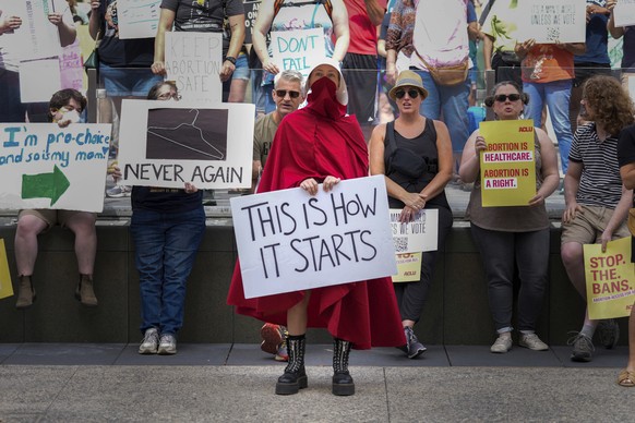 ARCHIV - 25.06.2022, USA, Indianapolis: Abtreibungsrechtsaktivisten versammeln sich nach der Entscheidung des Obersten Gerichtshofs, das Urteil Roe v. Wade aufzuheben, am 25. Juni 2022 in Indianapolis ...