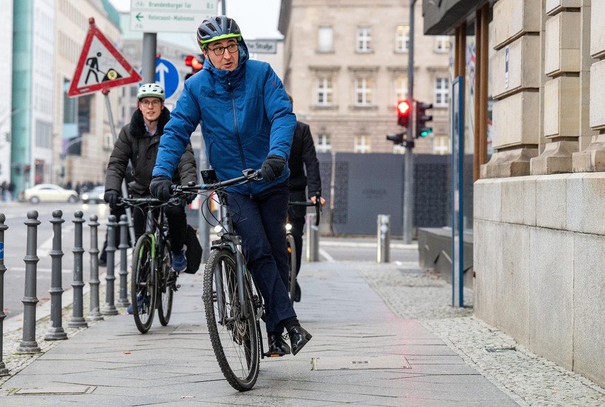 Cem Özdemir (Bündnis 90/Die Grünen), neuer Bundesminister für Ernährung und Landwirtschaft, kommt mit dem Fahrrad zur Amtsübergabe im Bundesministerium für Ernährung und Landwirtschaft.