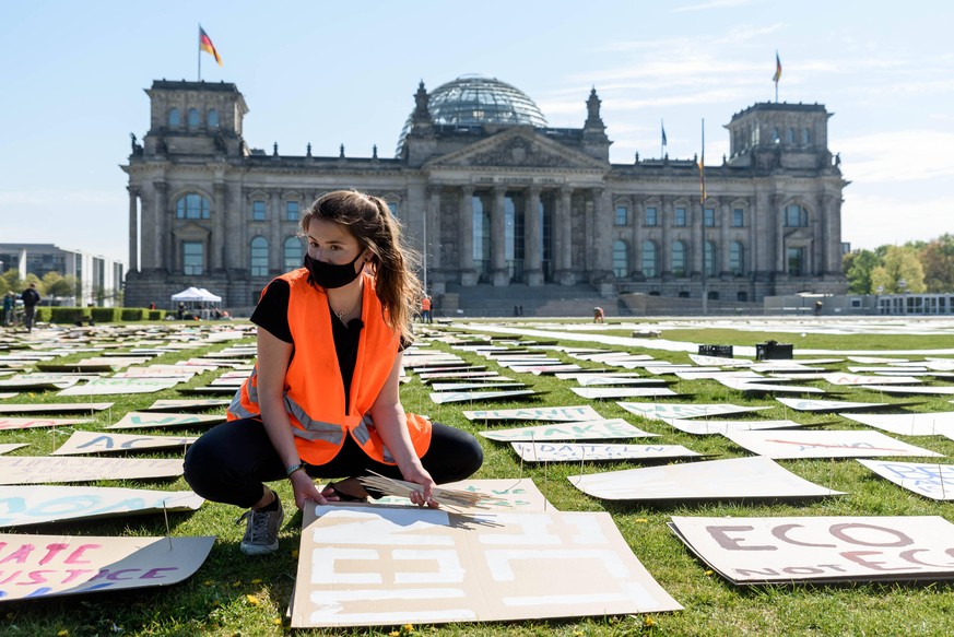 Luisa Neubauer beim Protest von Fridays for Future vor dem Bundestag.