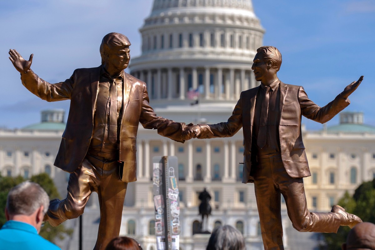 ARCHIV - 03.10.2025, USA, Washington: Eine Kunstinstallation, die US-Präsident Donald Trump und Jeffrey Epstein Hand in Hand zeigt, steht auf der National Mall in der Nähe des Kapitols. US-Präsident D ...
