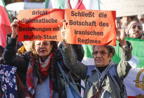 Demo Solidaritaet mit Protesten im Iran Berlin, 07.10.2022 - Demonstration von in Berlin lebenden Iranern fuer Solidaritaet mit den iranischen Protesten wegen der Ermordung von Mahsa Amini. Berlin Ber ...