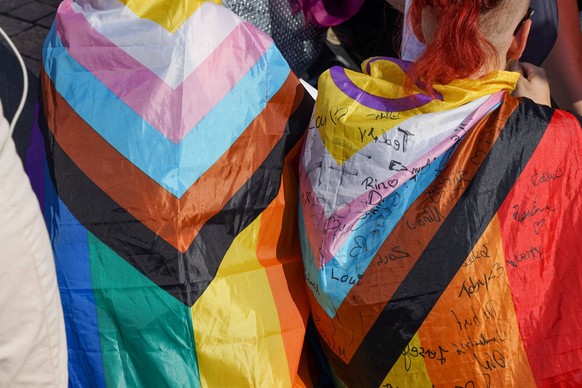 Berlin, Deutschland 23. Juli 2022: Heute fand in Berlin der Berliner Christopher Street Day, CSD 2022 statt. Alternative Regenbogenflaggen als Umhang Berlin *** Berlin, Germany 23 July 2022 Today in B ...