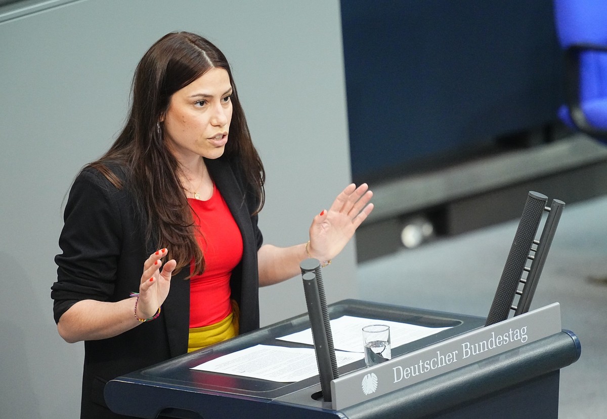 15.05.2025, Berlin: Cansin Köktürk (Die Linke) spricht im Plenarsaal im Bundestag zu den Abgeordneten. Foto: Michael Kappeler/dpa +++ dpa-Bildfunk +++