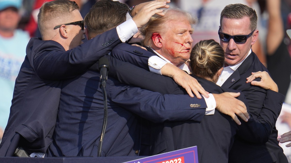 ARCHIV - 14.07.2024, USA, Butler: Der republikanische Präsidentschaftsbewerber und frühere US-Präsident Donald Trump wird von Agenten des US-Geheimdienstes Secret Service umringt, als ihm bei einer Wa ...