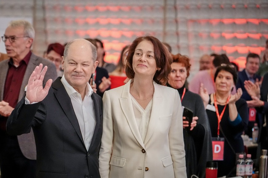 28.01.2024, Berlin: Katarina Barley (SPD), designierte Spitzenkandidatin für die Europawahl, und Bundeskanzler Olaf Scholz (SPD) nehmen an der Europadelegiertenkonferenz der SPD teil. Die SPD bereitet ...