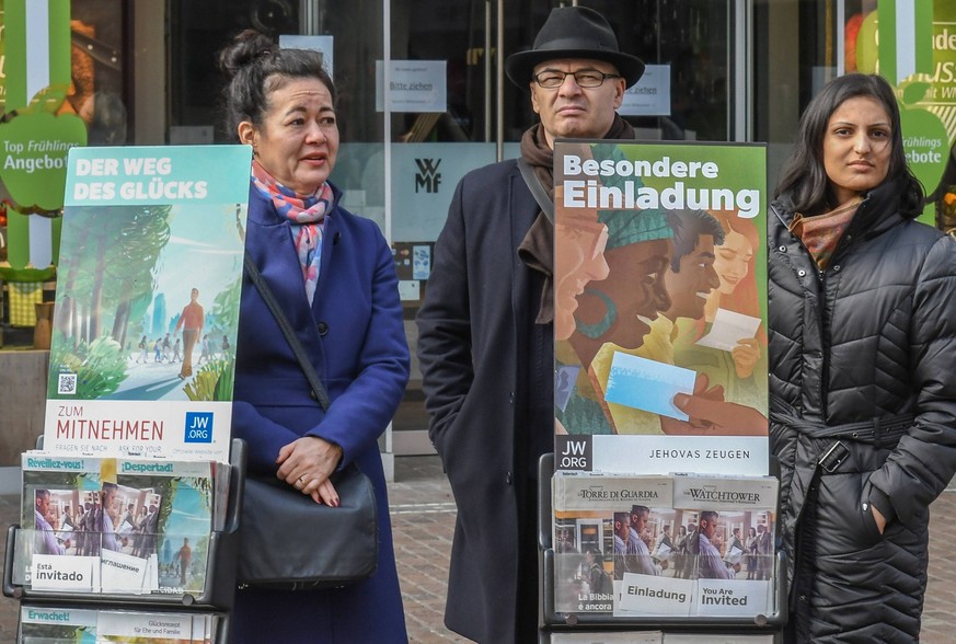 Zeugen Jehovas missionieren in der Fussgaengerzone in Freiburg mit Zeitschriften und Broschueren. Foto:Winfried Rothermel *** Jehovahs Witnesses missionize in the pedestrian zone in Freiburg with maga ...