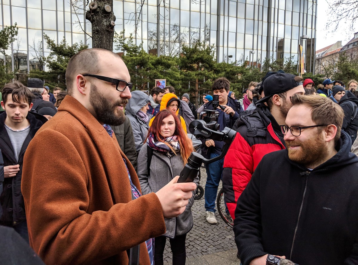 YouTuber "Herr Newstime" streamt live von der Demo.