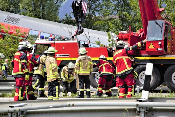 Zahlreiche Einsatz- und Rettungskräfte sind nach einem schweren Zugunglück im Einsatz. Mindestens drei Menschen sind dabei nach Angaben der Behörden getötet worden, zahlreiche wurden verletzt.