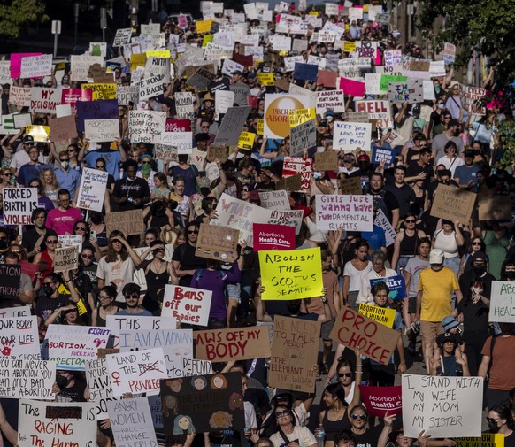 24.06.2022, USA, Raleigh: Hunderte von Demonstranten demonstrieren in der Innenstadt von Raleigh, North Carolina, gegen die Entscheidung des Obersten Gerichtshofs der USA, Roe v. Wade zu kippen. Der O ...