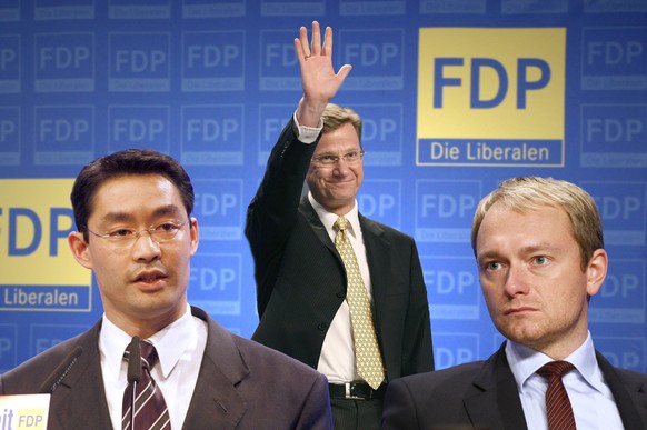 FDP : Wer wird Nachfolger des Parteivorsitzenden Guido Westerwelle (hinten)? Philipp R�SLER (L) und Christian LINDNER (FDP Generalsekret�r) gelten als die aussichtsreichsten Kandidaten. FOTOMONTAGE vo ...