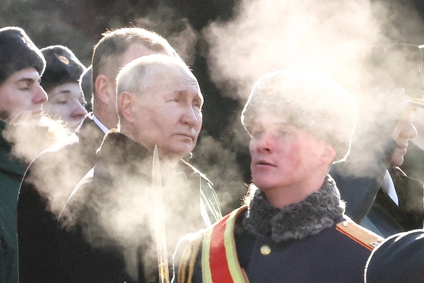 RUSSIA, MOSCOW - FEBRUARY 23, 2023: Russia s President Vladimir Putin C attends a wreath-laying ceremony at the Tomb of the Unknown Soldier on Defender of the Fatherland Day. Valery Sharifulin/TASS PU ...