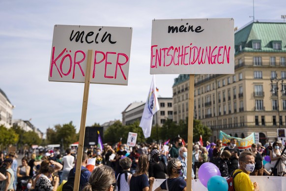 Demonstration fuer Selbstbestimmung der Frauen beim Brandenburger Tor in Berlin am 19. September Demonstration fuer Selbstbestimmung der Frauen in Berlin *** Demonstration for self-determination of wo ...