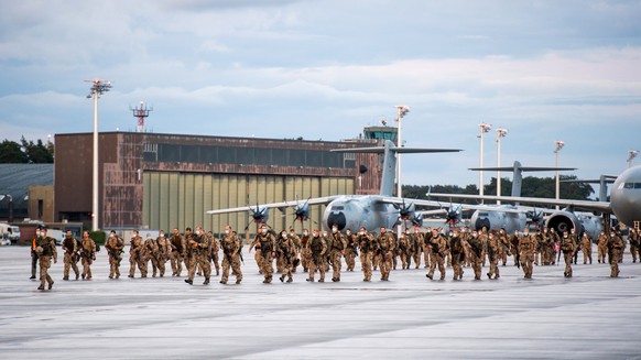 ARCHIV - 27.08.2021, Niedersachsen, Wunstorf: Soldaten steigen aus den Transportflugzeugen A400M der Bundeswehr und dem Airbus A310 der Luftwaffe nach der Landung auf dem niedersächsischen Stützpunkt  ...