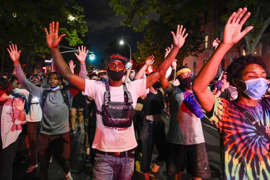 Demonstranten in New York protestieren gegen die Tötung von George Floyd durch Polizisten.