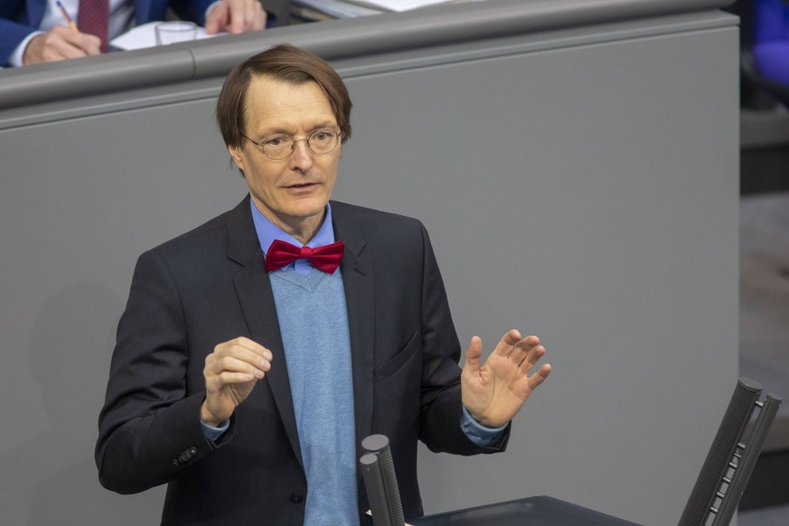 Die rote Fliege ist sein Markenzeichen: Professor Dr. Karl Lauterbach ist nicht nur SPD-Politiker, sondern auch Arzt und Professor für Gesundheitspolitik.