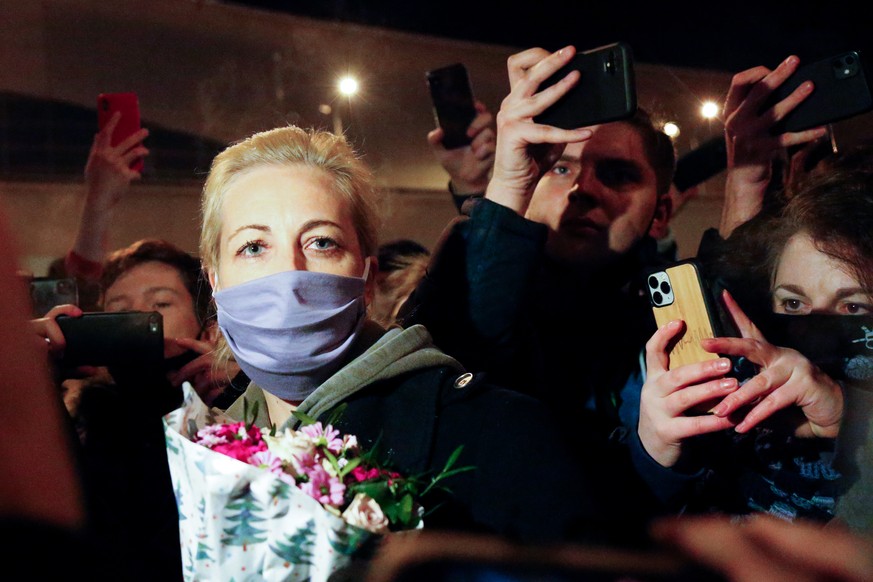 Julia Nawalny (M), Ehefrau des russischen Oppositionsführers Alexej Nawalny (nicht im Bild), als sie gemeinsam mit ihrem Mann am Flughafen Moskau-Scheremetjewo ankommt.