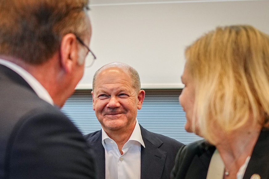 dpatopbilder - 05.07.2024, Berlin: Bundeskanzler Olaf Scholz (SPD), steht mit Boris Pistorius (l, SPD), Bundesminister der Verteidigung, und Nancy Faeser (SPD), Bundesministerin für Inneres und Heimat ...