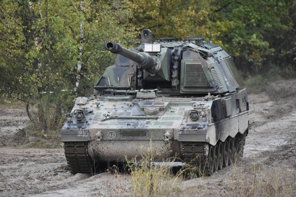 Panzerhaubitze 2000 der Bundeswehr w�hrend einer Lehr�bung Die Panzerhaubitze 2000 ist die modernste Panzerhaubitze im Einsatz bei der Bundeswehr. Sie hat mit einem Kaliber von 155mm eine Reichweite v ...