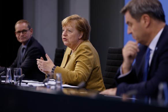 Merkel bei der Preesekonferenz mit Markus Söder (rechts) und Michael Müller (links).