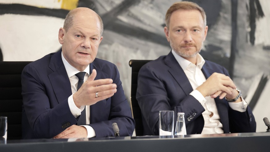 Olaf Scholz (SPD) und Christian Lindner (FDP) bei einer Pressekonferenz: Der Kanzler dürfe nicht weniger verdienen als der WDR-Intendant, meint Lindner.