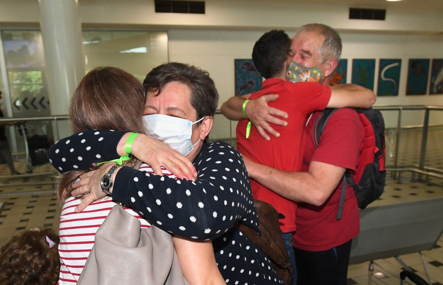 21.02.2022, Australien, Brisbane: Familien und Freunde sind nach der Ankunft des ersten internationalen Fluges am Brisbane International Airport wieder zusammen. Australiens internationale Grenzen sin ...