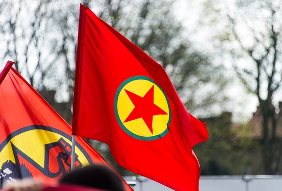Der rote Stern auf gelben Grund ist das Symbol der PKK. Diese Organisation ist verboten.